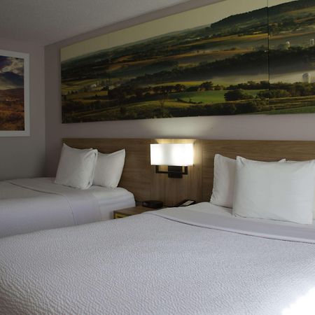 Days Inn By Wyndham Colby Eksteriør bilde