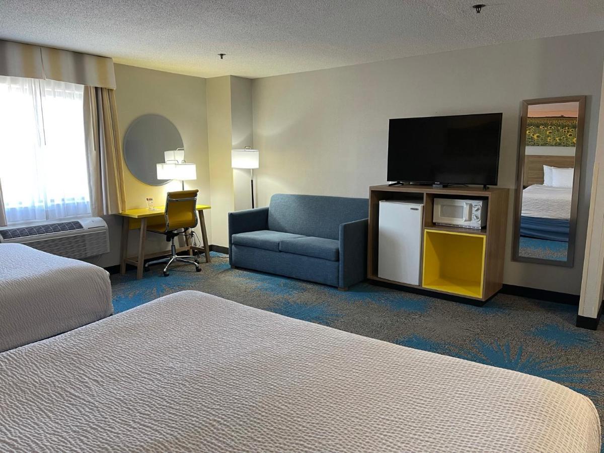 Days Inn By Wyndham Colby Eksteriør bilde