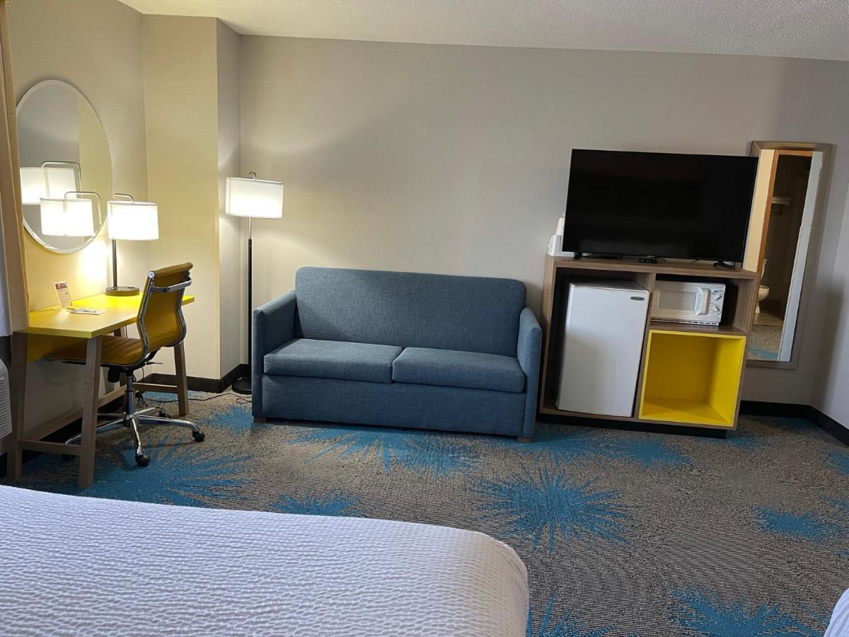 Days Inn By Wyndham Colby Eksteriør bilde