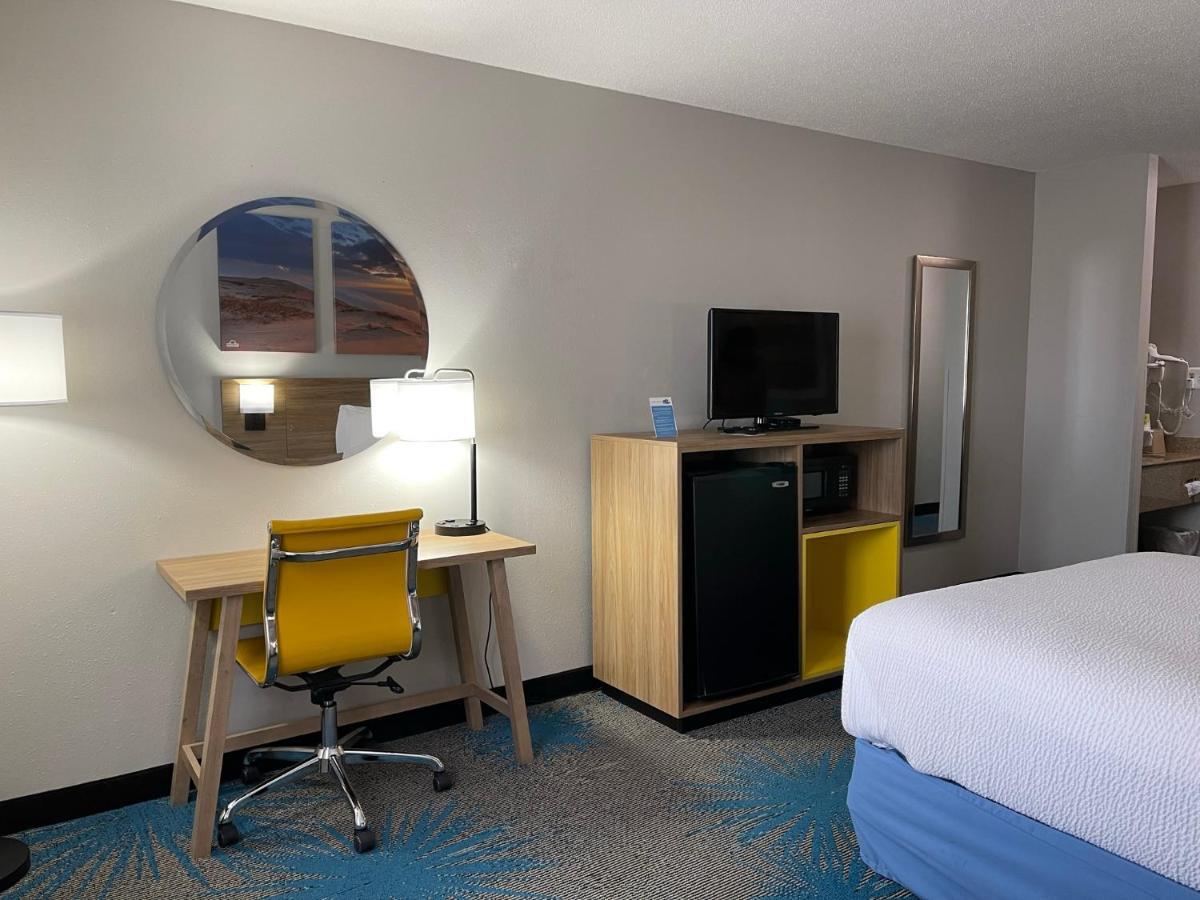 Days Inn By Wyndham Colby Eksteriør bilde