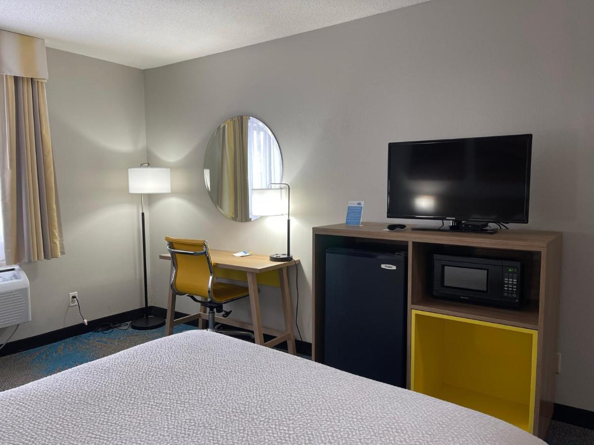 Days Inn By Wyndham Colby Eksteriør bilde