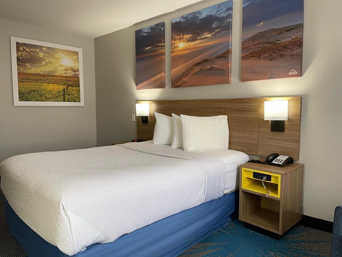Days Inn By Wyndham Colby Eksteriør bilde