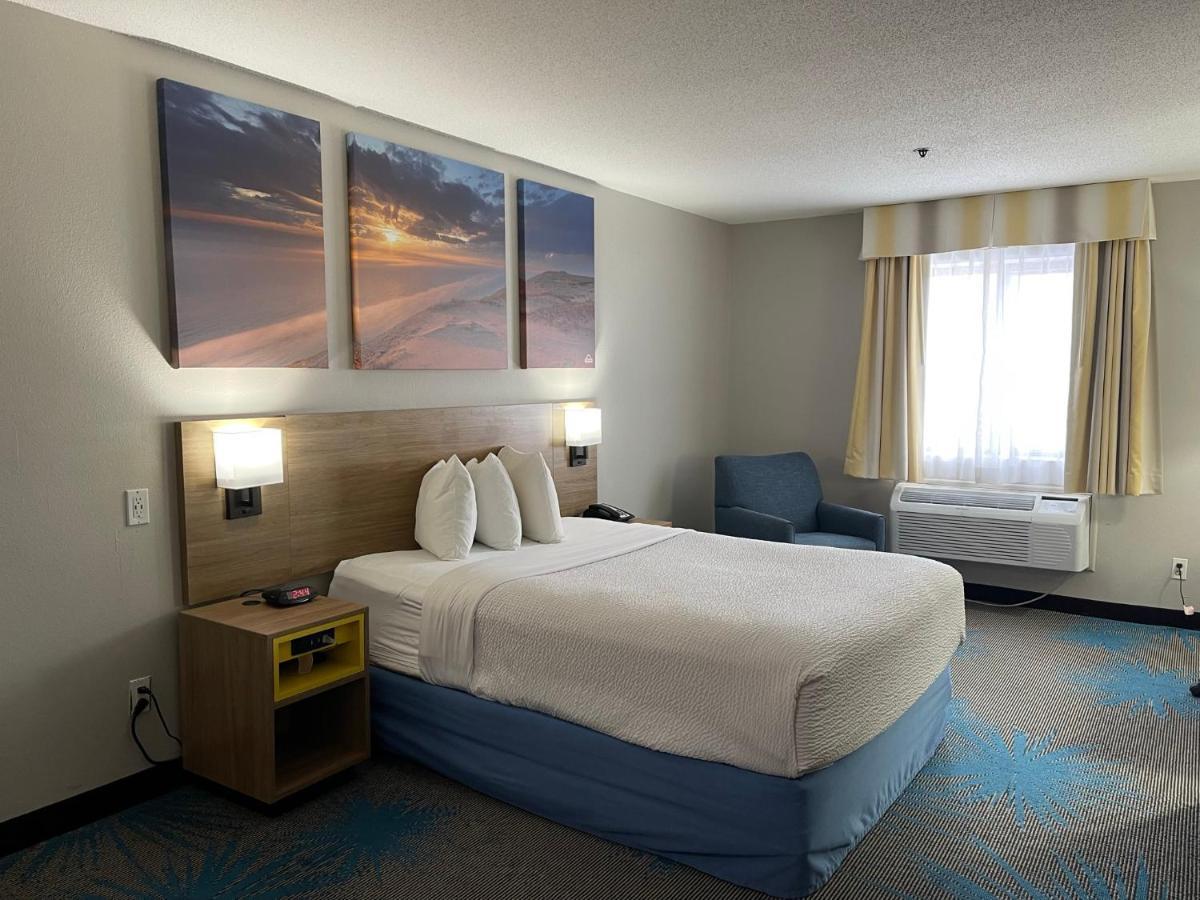 Days Inn By Wyndham Colby Eksteriør bilde