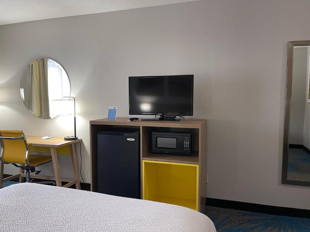 Days Inn By Wyndham Colby Eksteriør bilde
