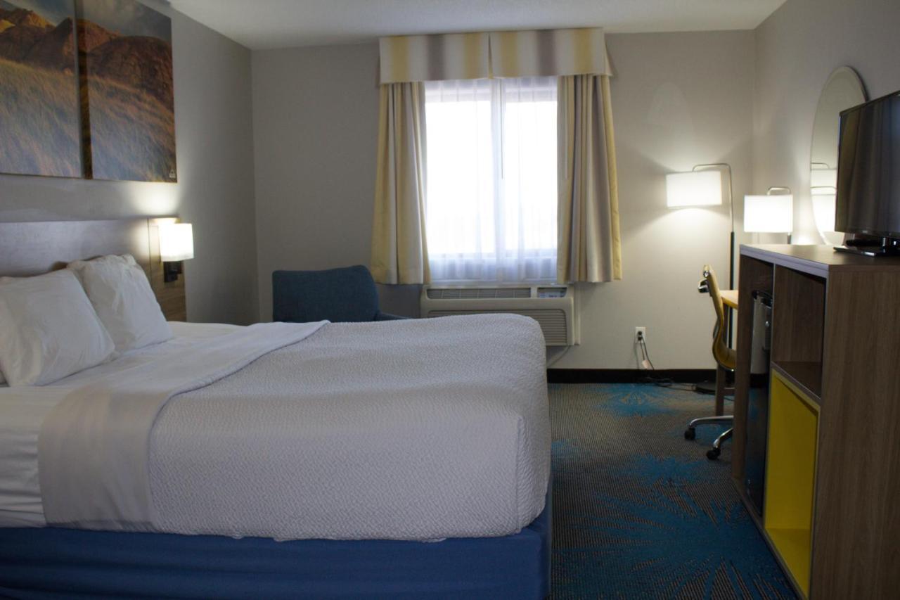 Days Inn By Wyndham Colby Eksteriør bilde