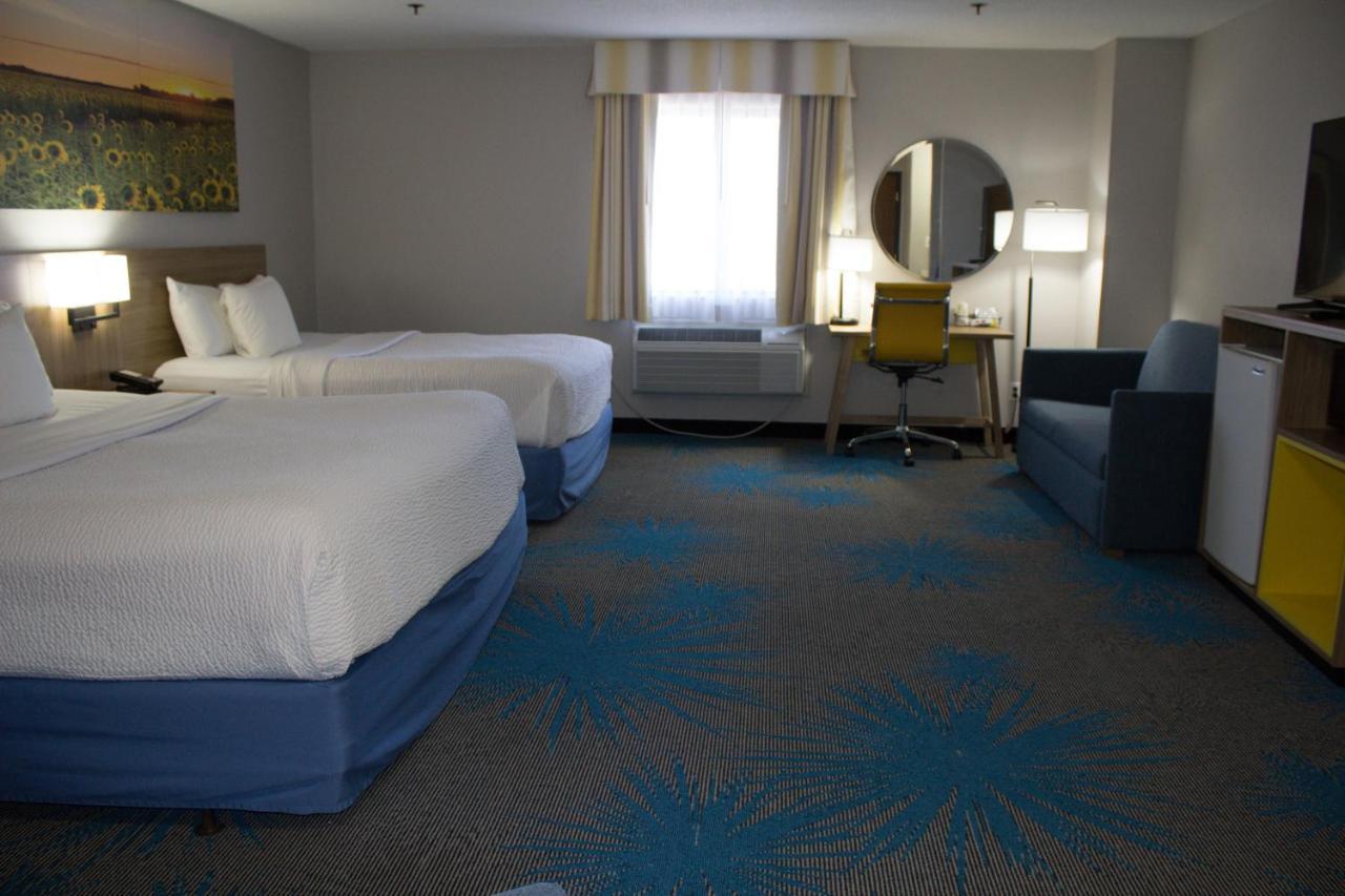 Days Inn By Wyndham Colby Eksteriør bilde