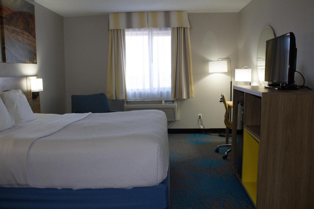 Days Inn By Wyndham Colby Eksteriør bilde
