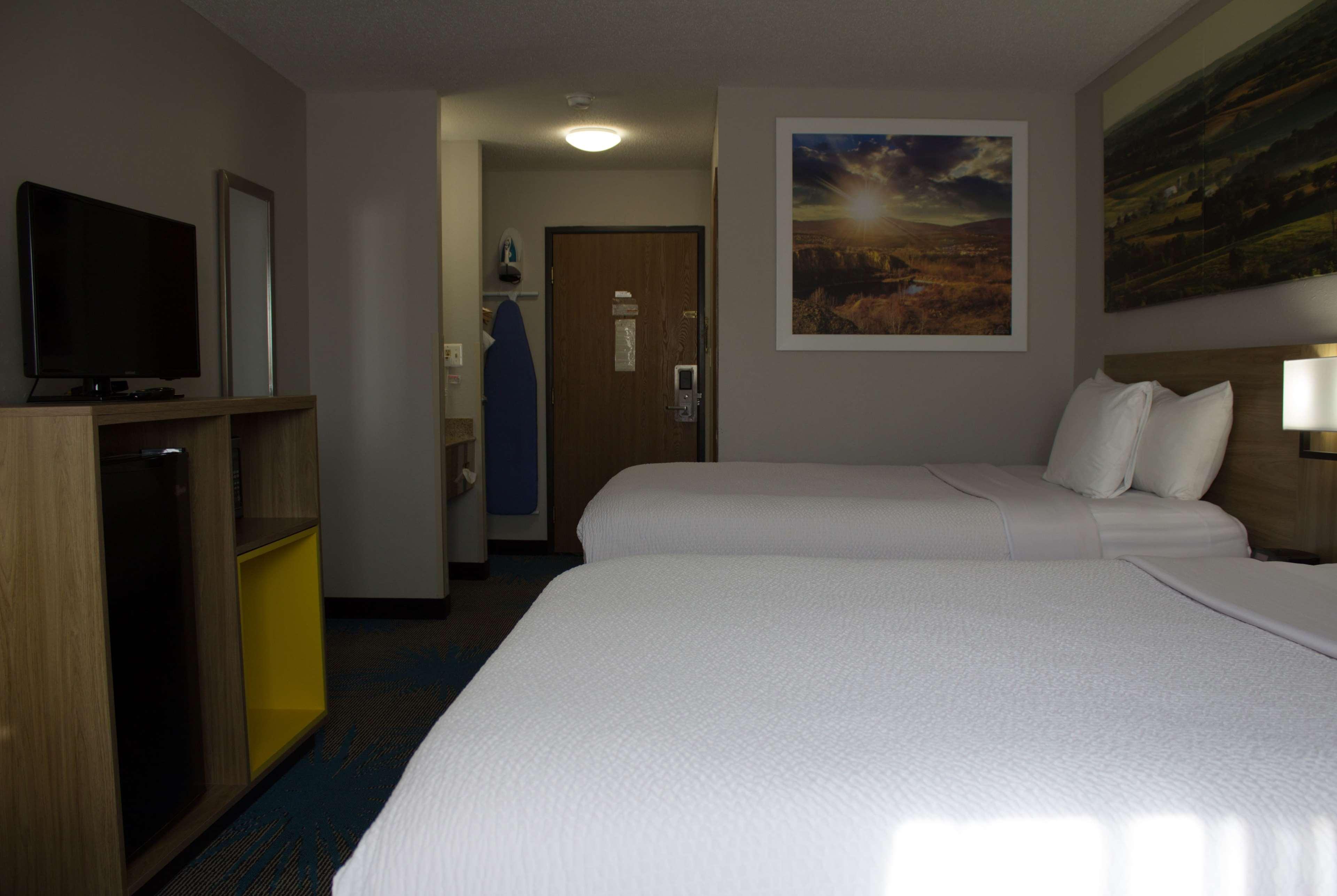 Days Inn By Wyndham Colby Eksteriør bilde