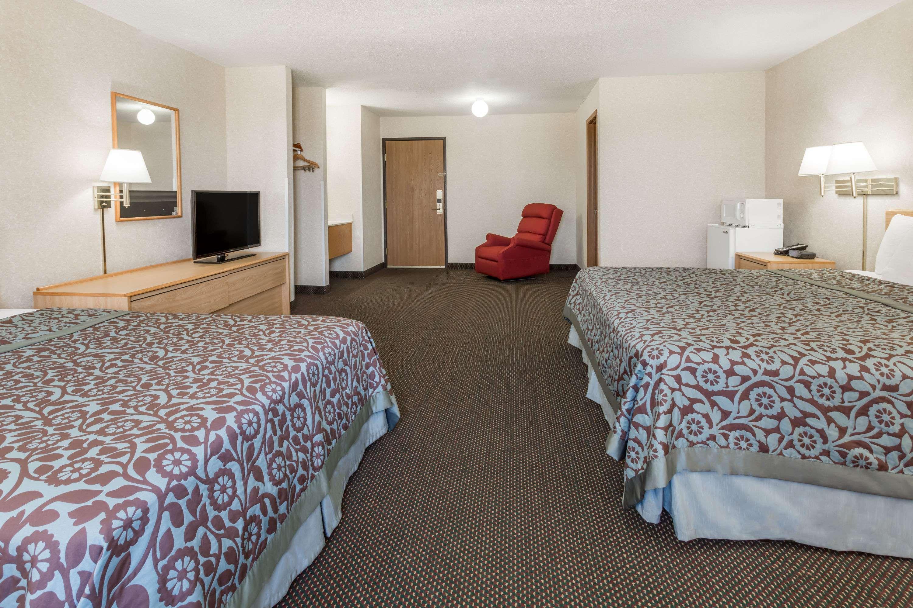 Days Inn By Wyndham Colby Eksteriør bilde