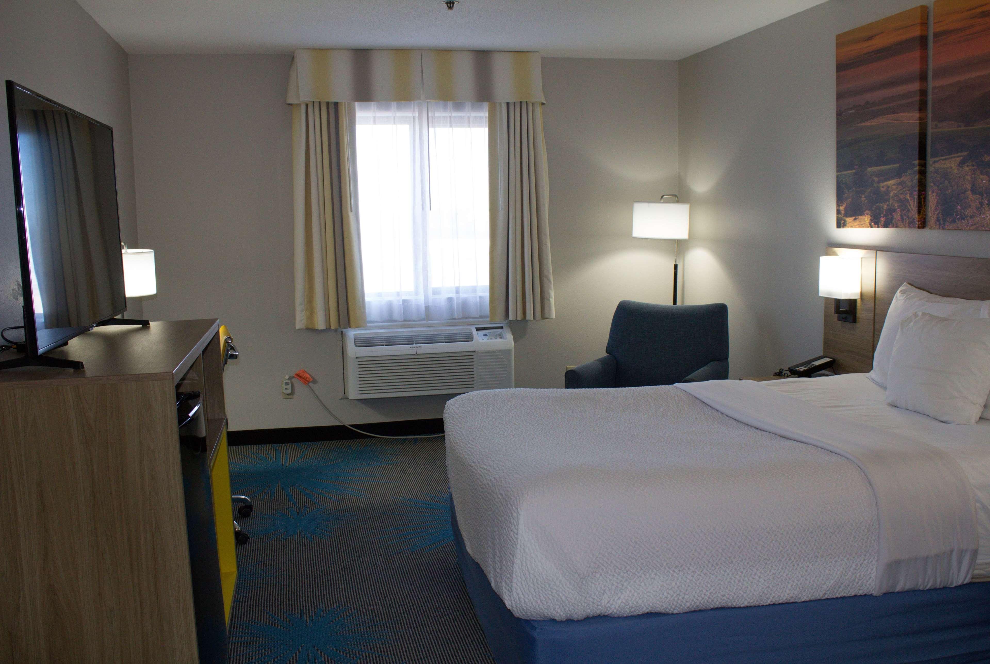 Days Inn By Wyndham Colby Eksteriør bilde