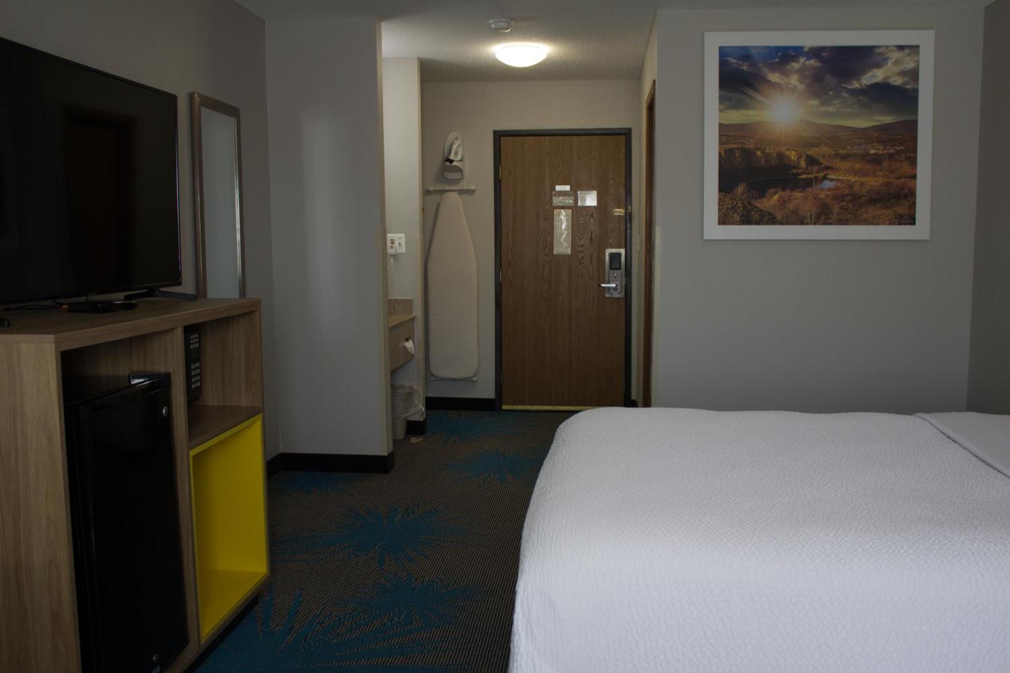 Days Inn By Wyndham Colby Eksteriør bilde