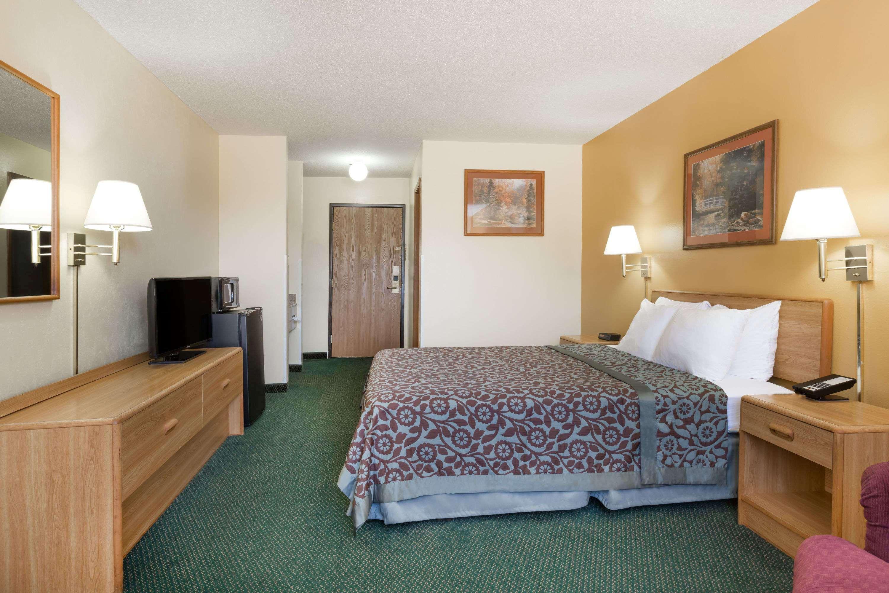 Days Inn By Wyndham Colby Eksteriør bilde