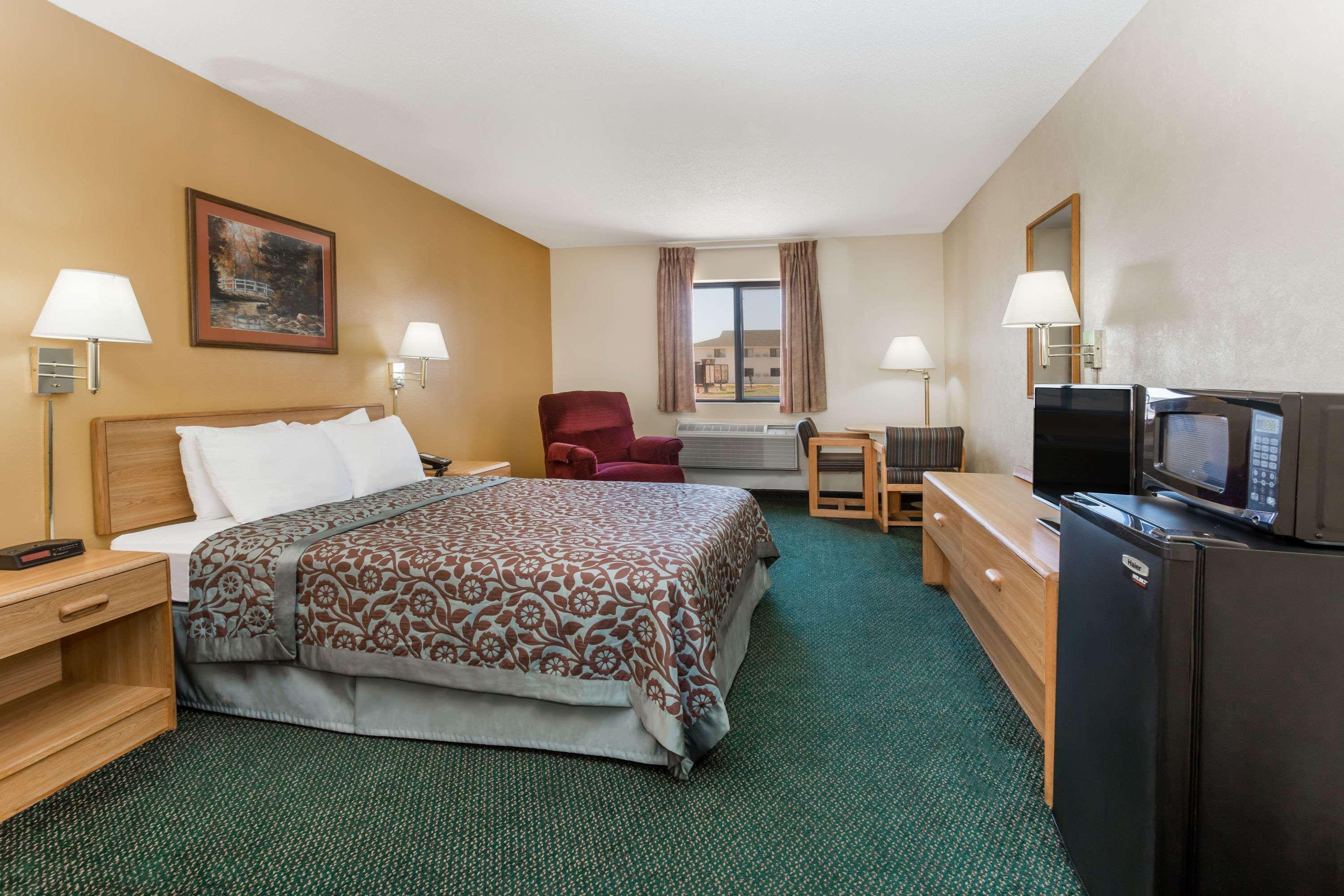 Days Inn By Wyndham Colby Eksteriør bilde