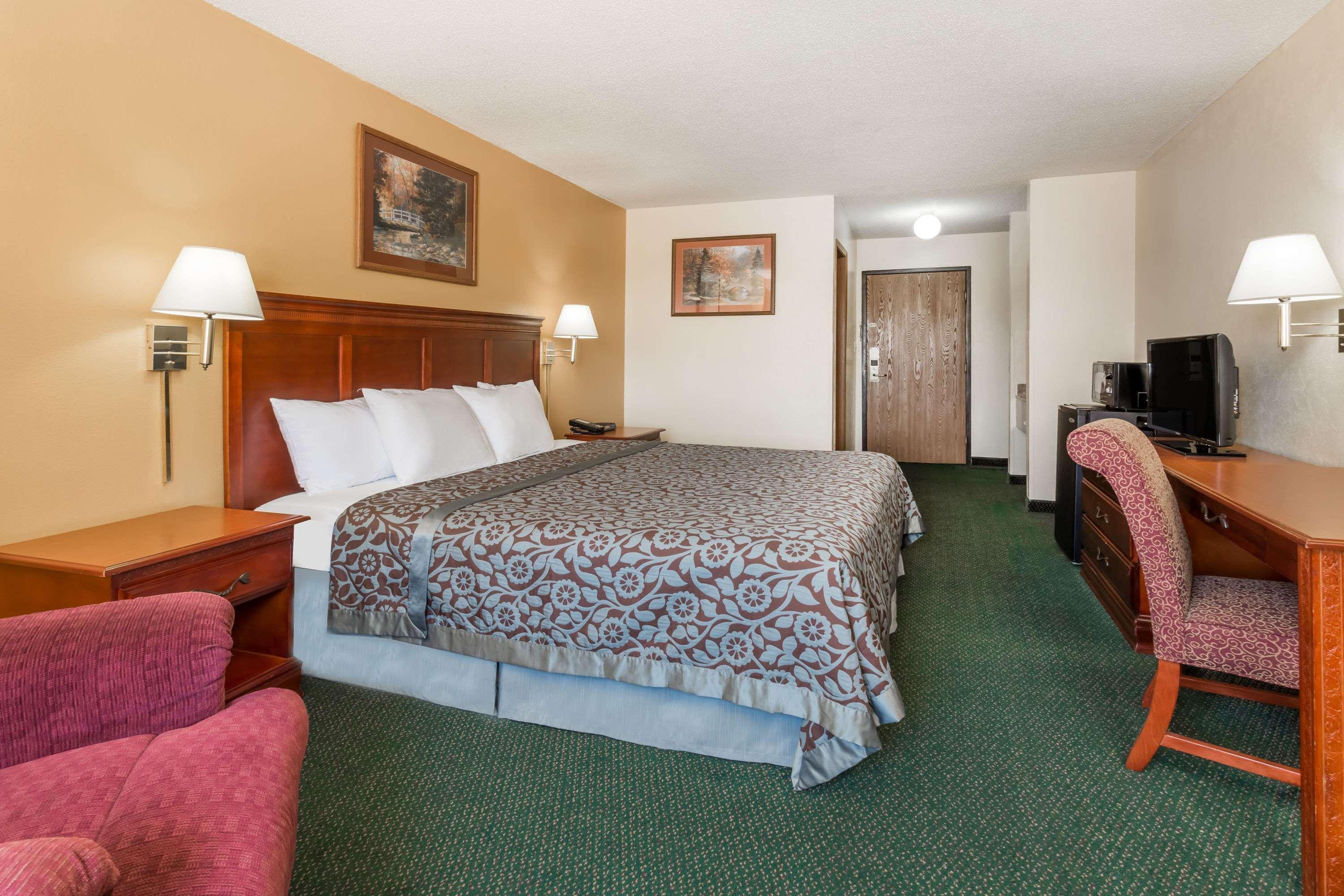 Days Inn By Wyndham Colby Eksteriør bilde