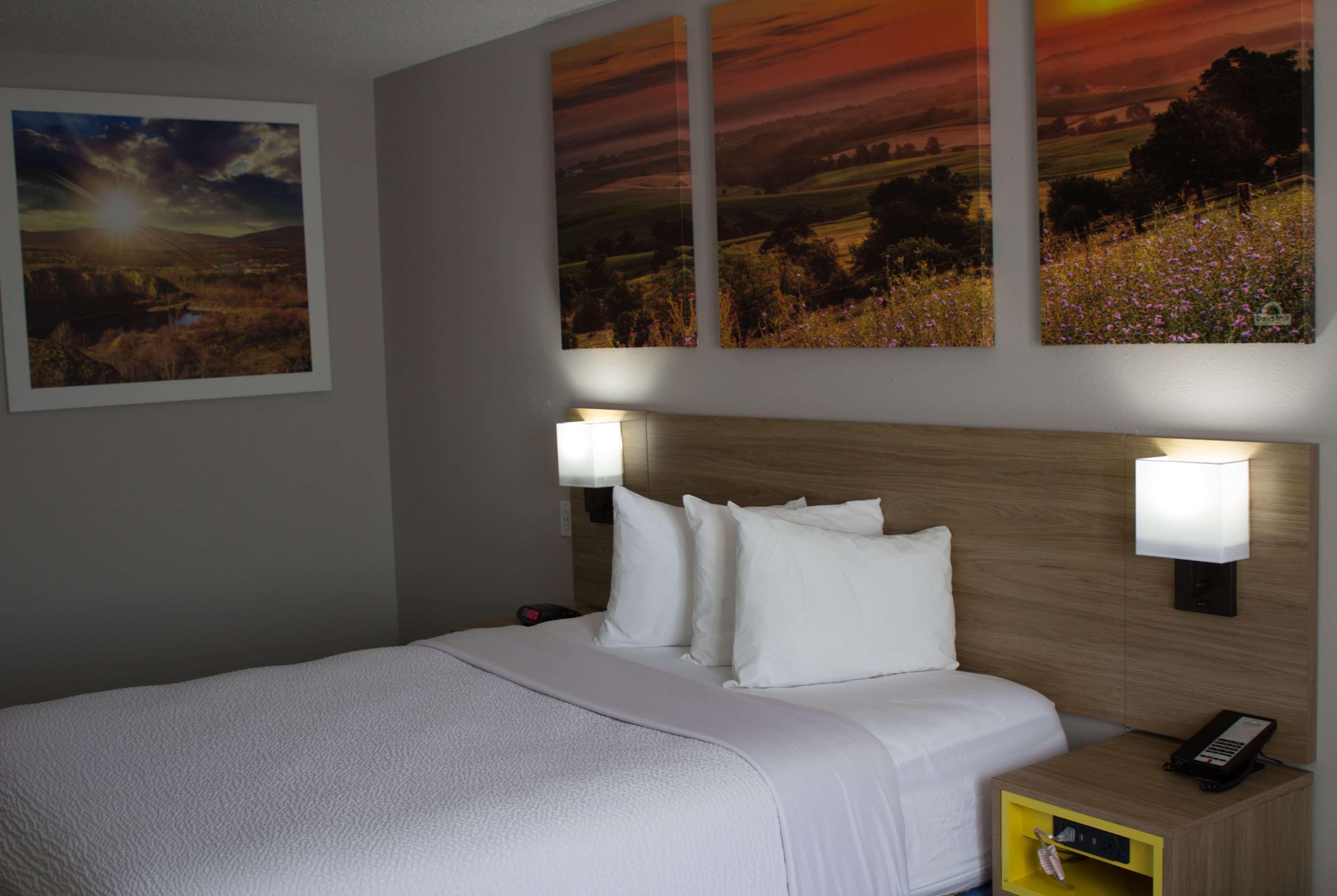 Days Inn By Wyndham Colby Eksteriør bilde