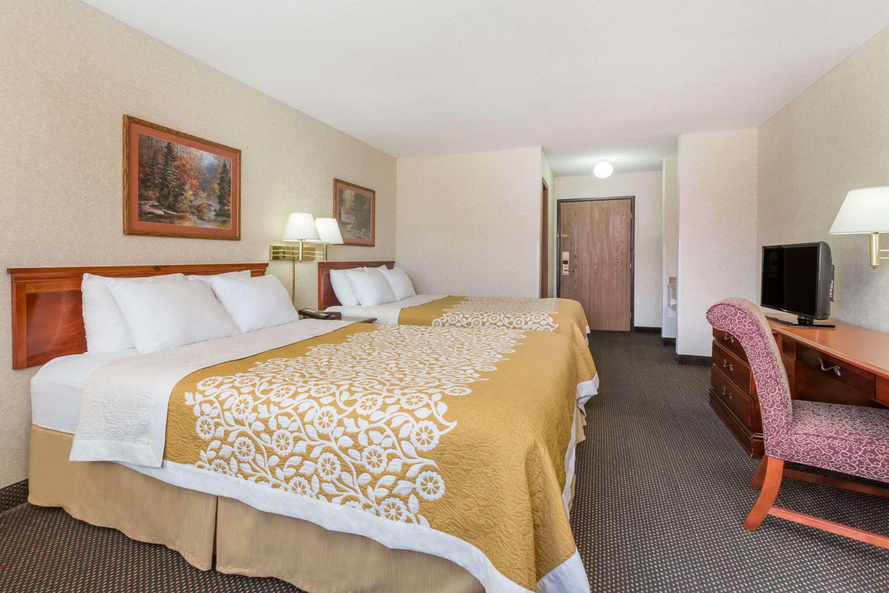 Days Inn By Wyndham Colby Eksteriør bilde