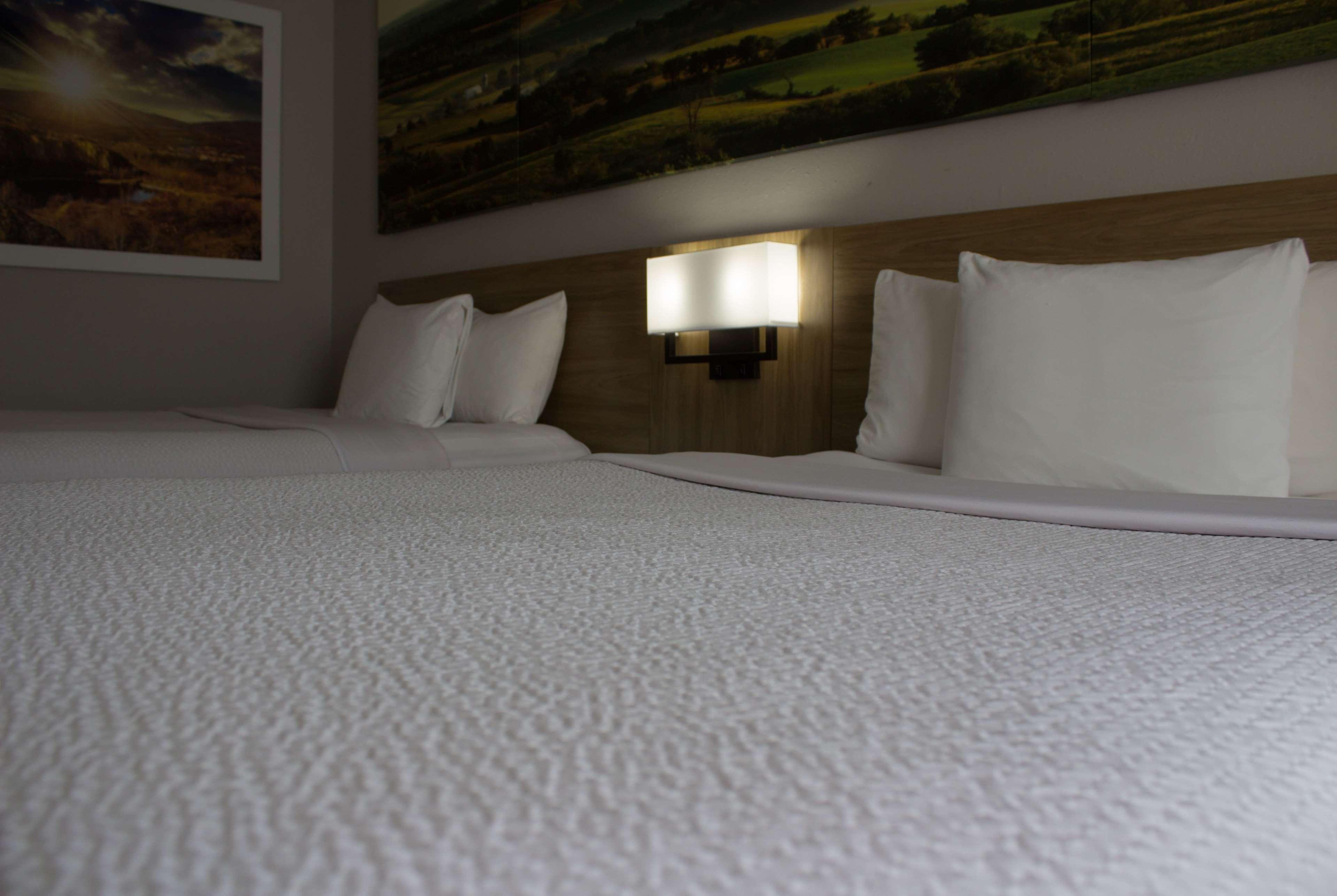 Days Inn By Wyndham Colby Eksteriør bilde